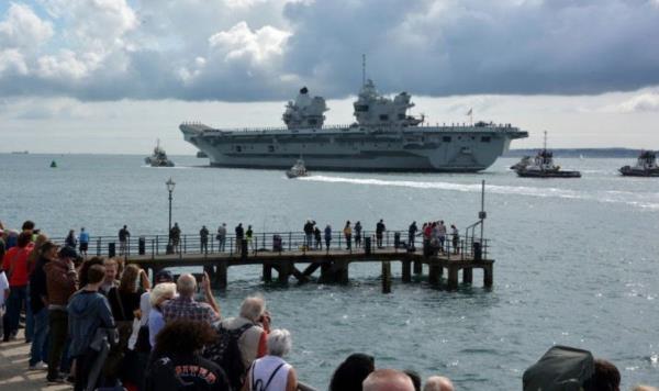 精彩的图片显示皇家海军航空母舰离开英国前往美国 