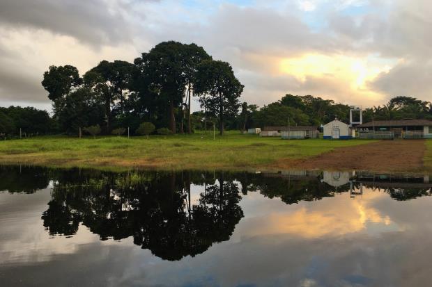 This community center, at Boa Nova in the Sapucuá-Trombetas Agro-Extractive Project (PAE), is where riverine families meet to discuss community matters.