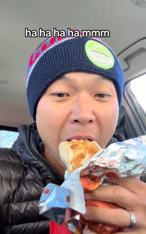 The DoorDash driver eats the customer's food. Credit: TikTok/@sidehustleaddict