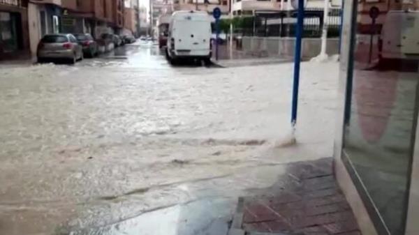 暴雨将西班牙地中海沿岸的街道变成了河流 